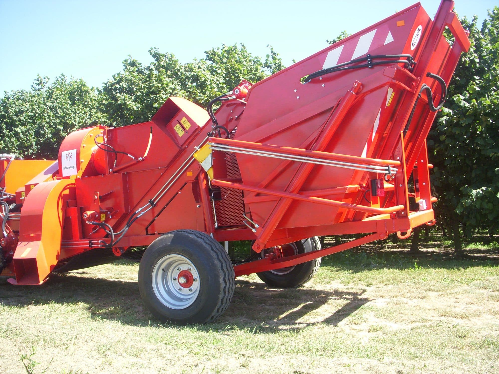 Pick-up ramasseur le long d'une haie de noisetiers