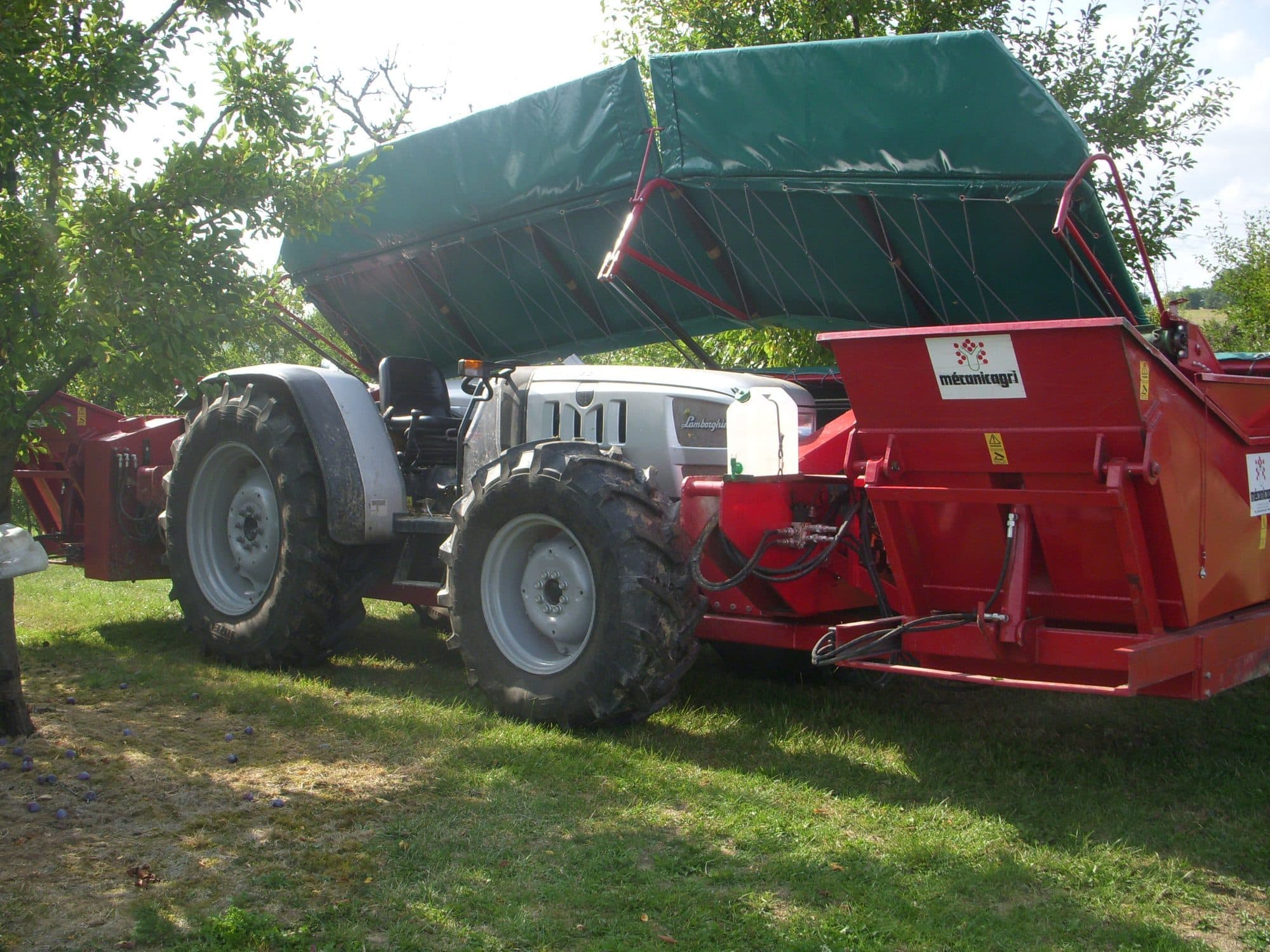 Panneau de récolte attelé au tracteur