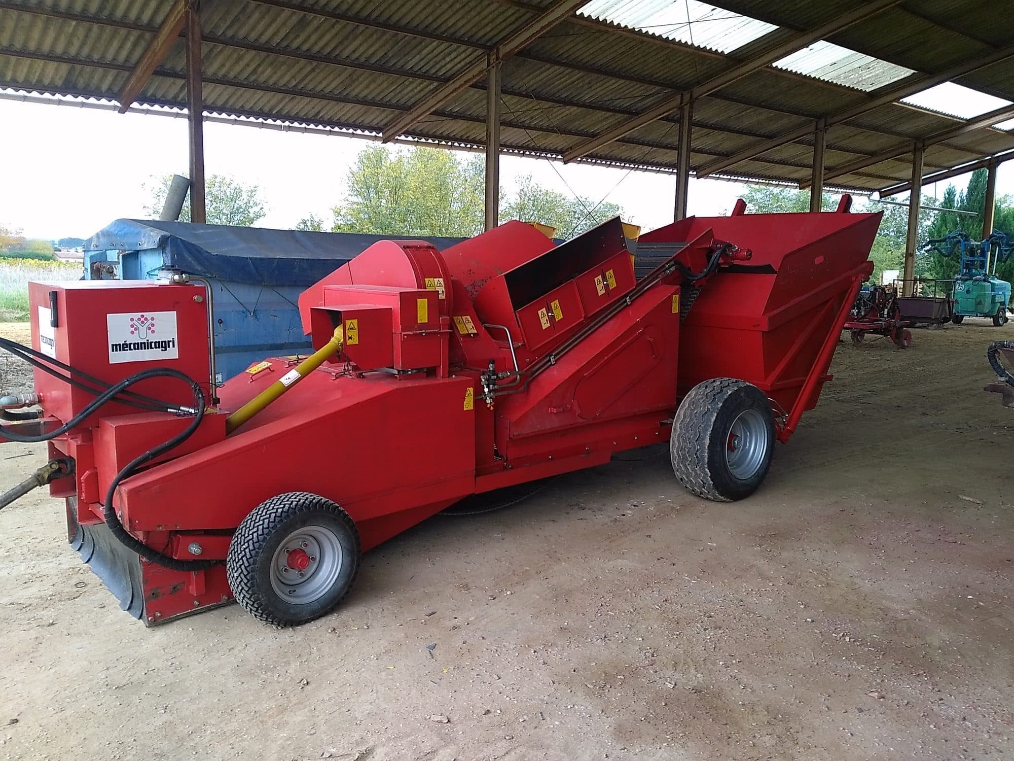 Pick-up neuf sous un hangar