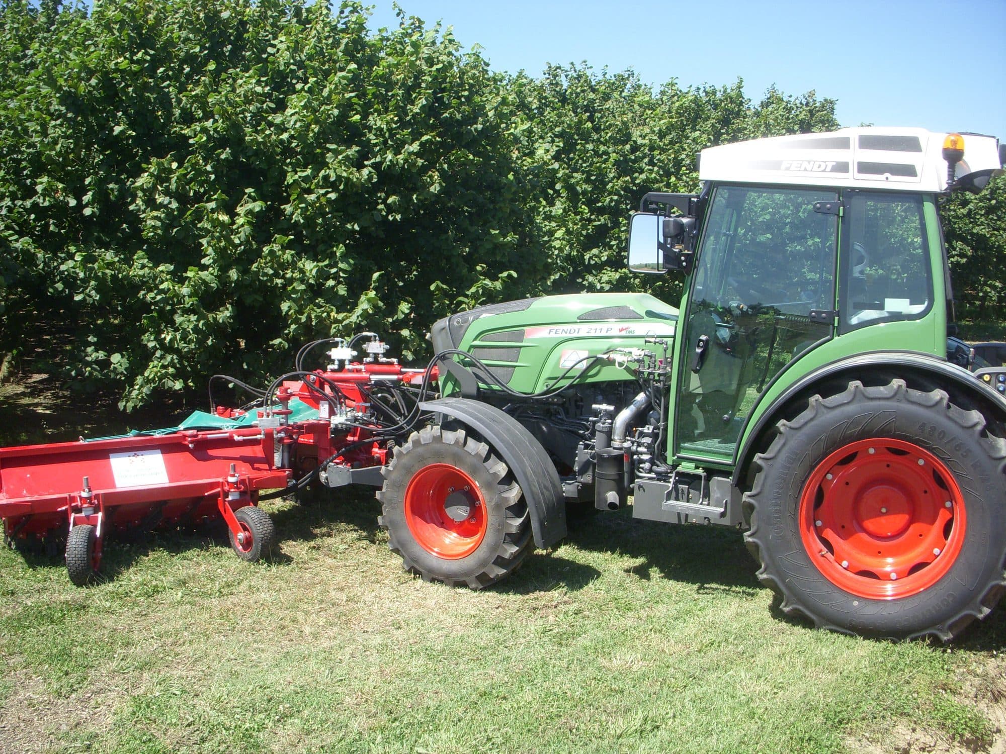 Tracteur et andaineur frontal
